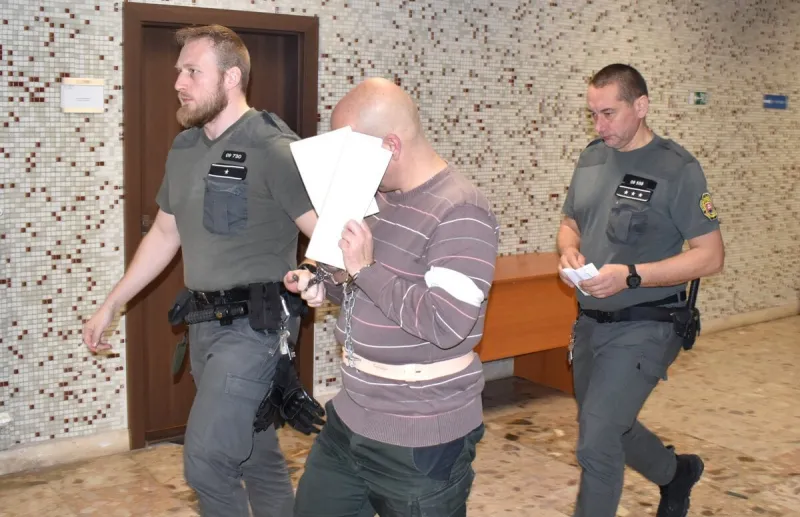 Expolicajt, obvinený zo zabitia zadržaného muža, chce na slobodu. Súd ho nepustil - Korzár SME