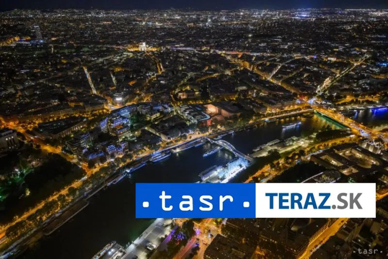 Polícia vyhnala migrantov z divadla v Paríži, okupovali ho tri mesiace