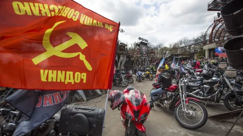 Ruský motorkársky klub Noční vlci prišiel na Slovensko. Vo Svidníku a na Dukle ich vítalo len zopár miestnych - Domáce - Správy - Pravda