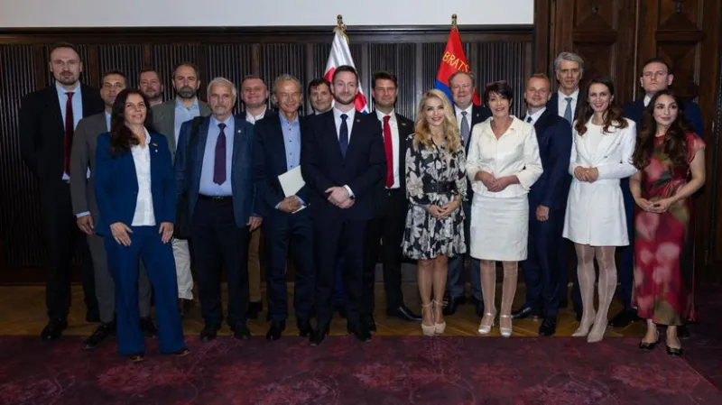 Šimkovičovú stretnutie s Uhríkom a Mazurekom „povzbudilo“. Prekáža im overovanie faktov či netolerancia ich názorov - Domáce - Správy - Pravda