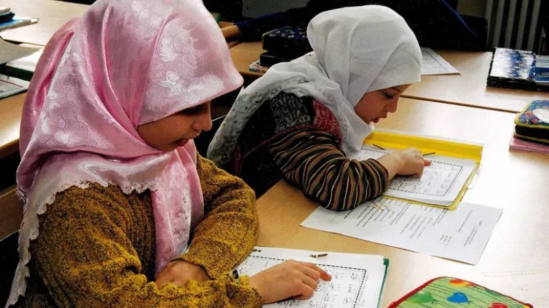 Rakúsko chce v školách zakázať hidžáb a migrantov nahnať do práce - Svet - Správy - Pravda