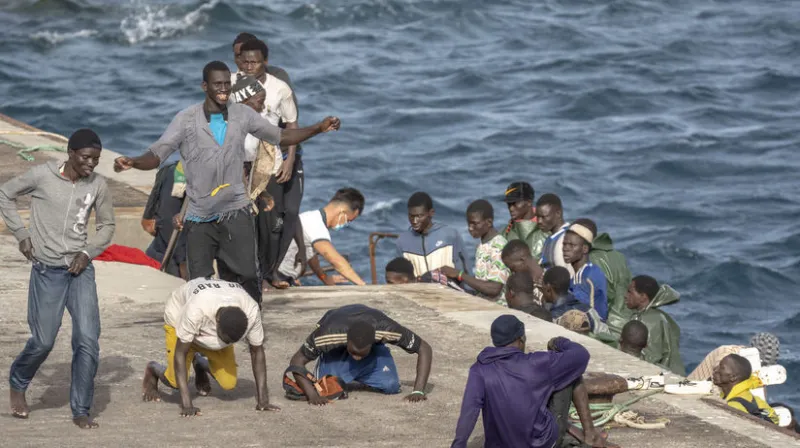 Nezvyčajný incident na španielskej pláži: Turisti namiesto odpočinku chytali migrantov, ktorí sa tam vylodili - Svet - Správy - Pravda