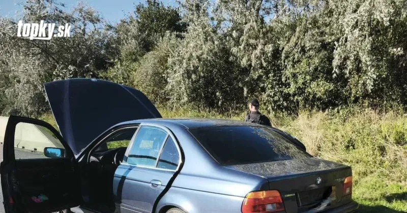 Polícia hľadá vodiča BMW, ktorý prevážal nelegálnych migrantov cez česko-slovenskú hranicu