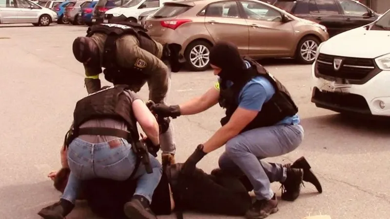 Podvody za milióny a veľká policajná akcia. Komandá zadržali 12 ľudí, údajne aj policajta či známu tvár z Čistého dňa - Domáce - Správy - Pravda