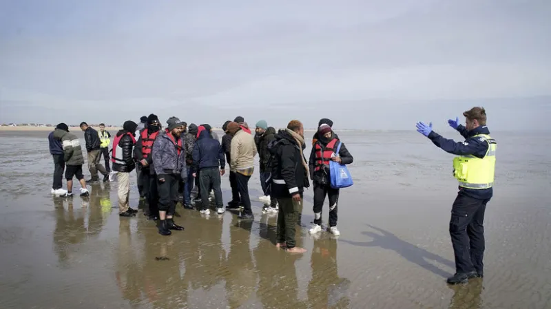 Británia pritvrdí voči migrantom. Obmedzí sociálne dávky a ochranu pre žiadateľov o azyl - Svet - Správy - Pravda