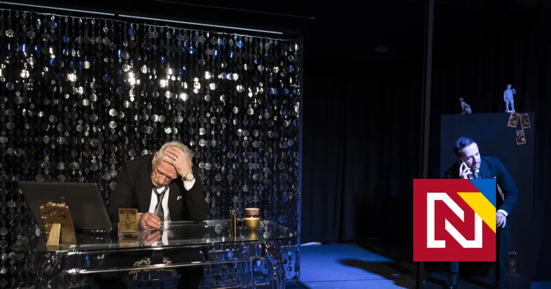 Kočner sedí na zlatom záchode a&nbsp;telefonuje. Nemám malého pipíka? pýta sa svojej Bohyne v&nbsp;inscenácii Threeema &mdash; Denník N