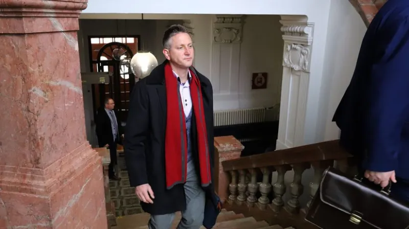 Proces v kauze Mýtnik pokračoval záverečnou rečou. Obžalovaný Brhel mladší si na súd priniesol banner - Domáce - Správy - Pravda