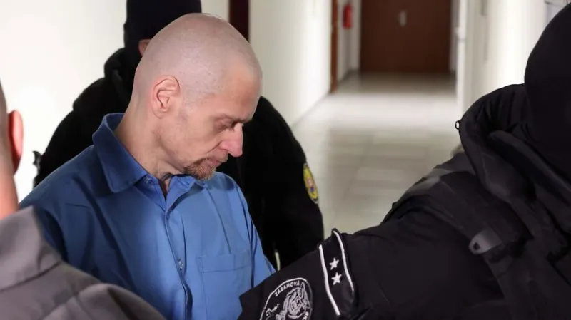 Kuciakovho vraha priviedla pred súd eskorta. Schudol tak, že sudca overoval jeho totožnosť (online) - Domáce - Správy - Pravda