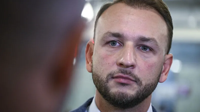 Šutaj Eštok opäť narazil pri čurillovcoch. Policajta Svítoka odstavil nezákonne, rozhodol súd - Domáce - Správy - Pravda