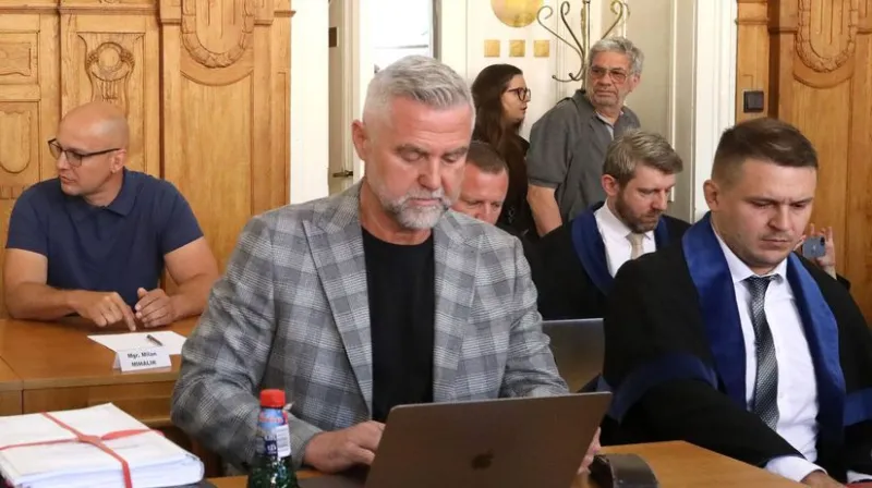 Súd v kauze Očistec pokračuje: Prokurátor čítal rozsiahlu obžalobu, prítomní sú Gašpar, Bödör, Kováčik aj Krajmer - Domáce - Správy - Pravda