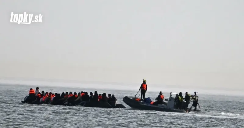 Loď plná migrantov sa prevrátila: Najmenej 50 ľudí zahynulo alebo je nezvestných