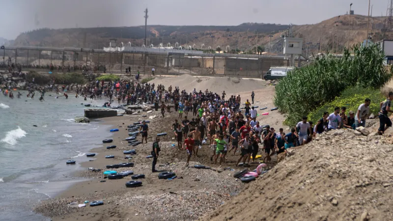 VIDEO: Tisíce migrantov vtrhli z Maroka do španielskej Ceuty, Madrid vysiela vojakov - Svet - Správy - pravda.sk