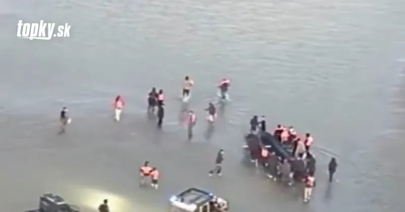 Migranti hádzali predmety na francúzsku políciu, tá im prerezala čln