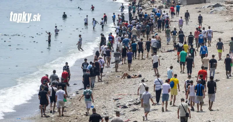 Polícia začala migrantov presúvať z pláží do prístavu