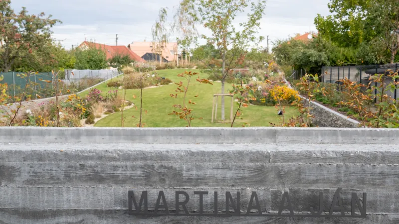 Miesto vraždy Jána Kuciaka a Martiny Kušnírovej sa zmenilo na nepoznanie. Vo Veľkej Mači otvorili pamätník slobody slova - Domáce - Správy - pravda.sk