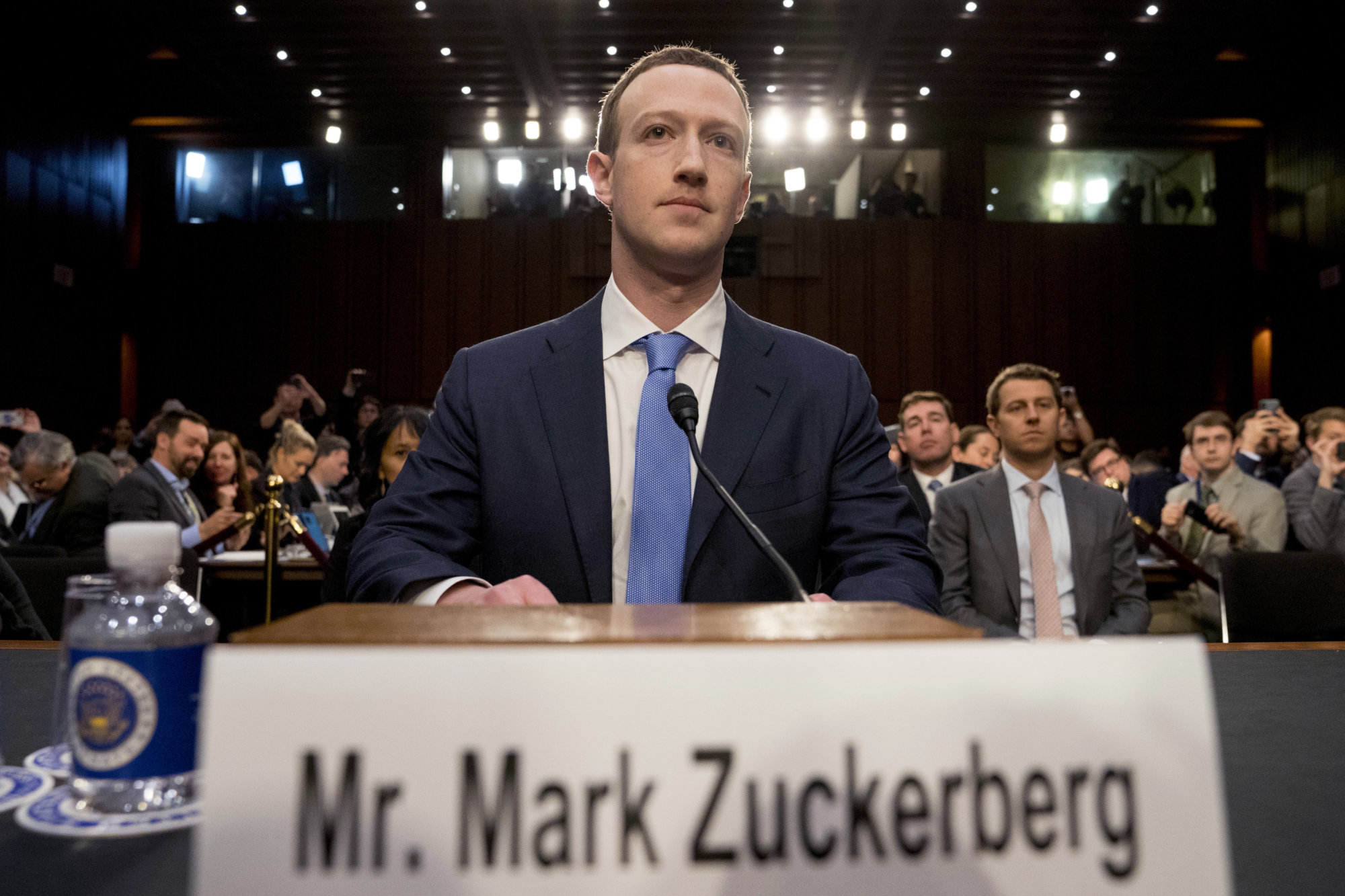 Zuckerberg sa po škandále s dátami v kongrese ospravedlňoval a priznal chyby – Denník N