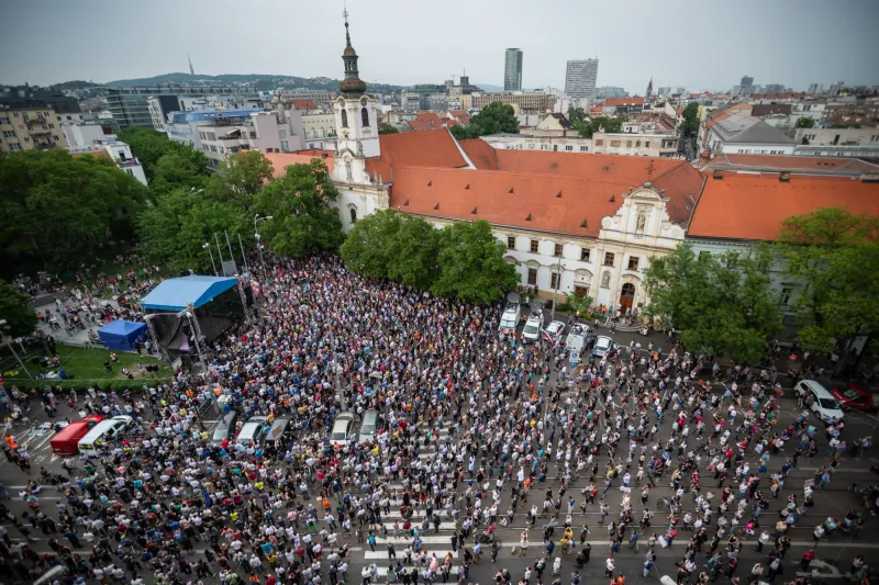 Za slušné Slovensko zvoláva na piatok protestný pochod: Pellegriniho vláda nie je dôveryhodná – Denník N