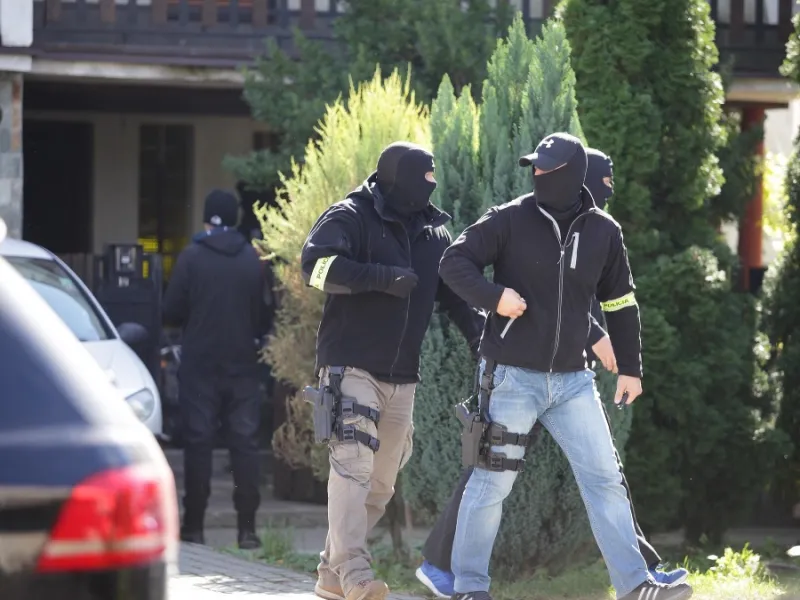 NAKA zatkla podozrivých z vraždy Jána Kuciaka: PRVÉ ZÁBERY Razia v Kolárove | Topky.sk