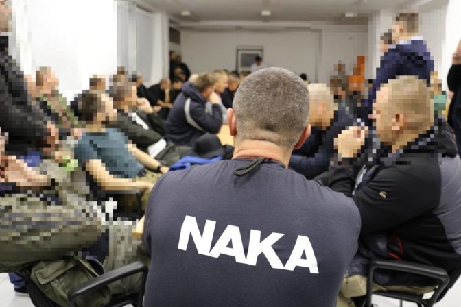 Polícia zverejnila video zo zásahu v Kolárove, kde zadržala osem ľudí v prípade vraždy Kuciaka - Webnoviny.sk