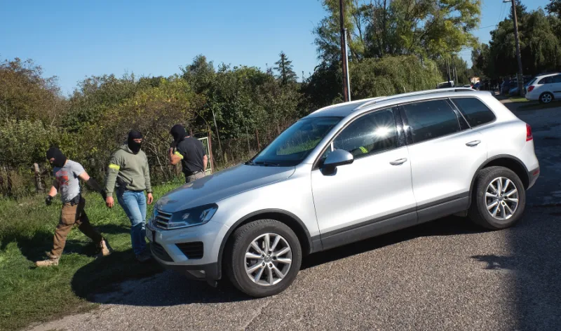 Ďalšia razia na juhu Slovenska: Komando u údajnej Kočnerovej tlmočníčky, ženu odviezli | Topky.sk