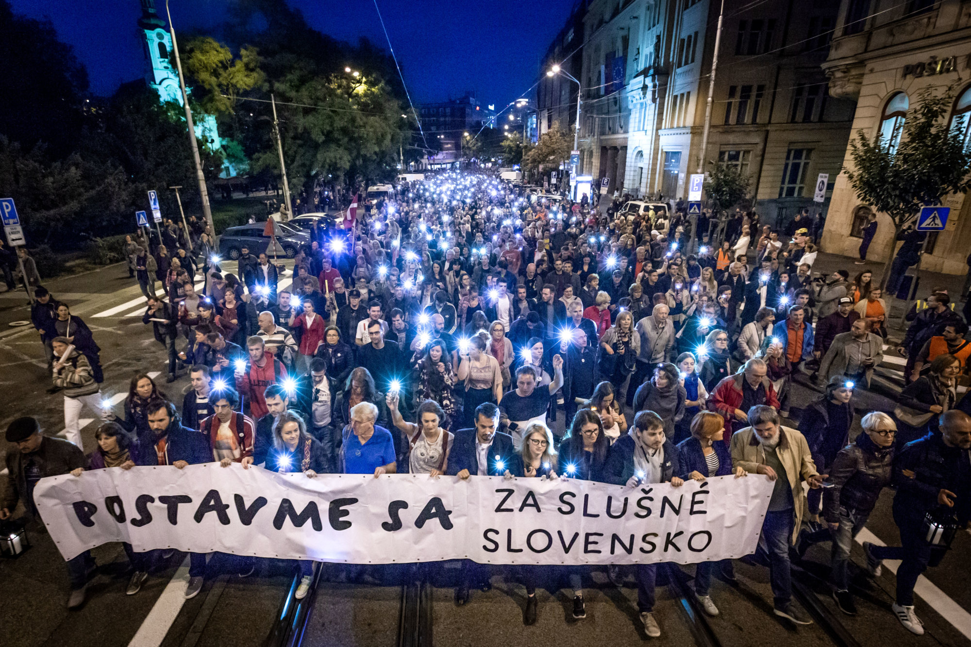 Sedem mesiacov od vraždy ľudia znovu pochodovali za slušné Slovensko (fotogaléria) – Denník N
