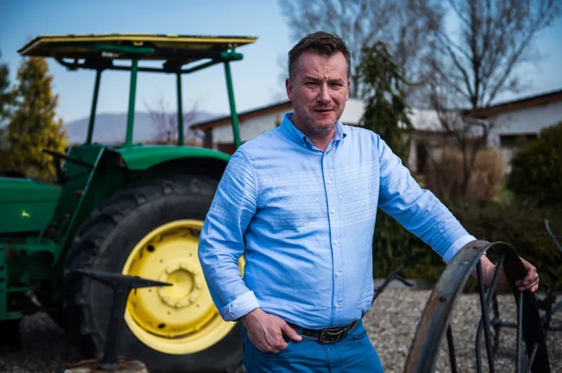 Podcast: Čo všetko farmár Oravec nechápal, až kým ho na poli nezbili – Denník N