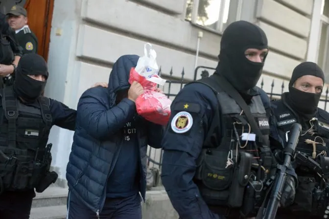 Údajného sprostredkovateľa Kuciakovej vraždy priviedli kukláči na súd - Webnoviny.sk