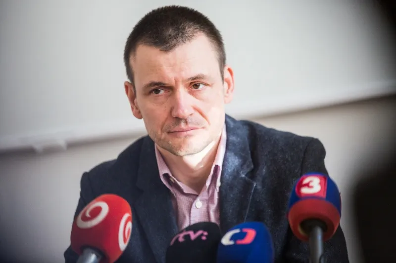 Po informáciách o sledovaní novinárov Tóthom, útok na Lipšica: Advokát podáva trestné oznámenie | Topky.sk