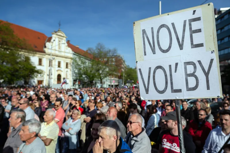 Na námestí žiadali predčasné voľby tisíce ľudí, aj keď sa organizátori protestu zmenili – Denník N