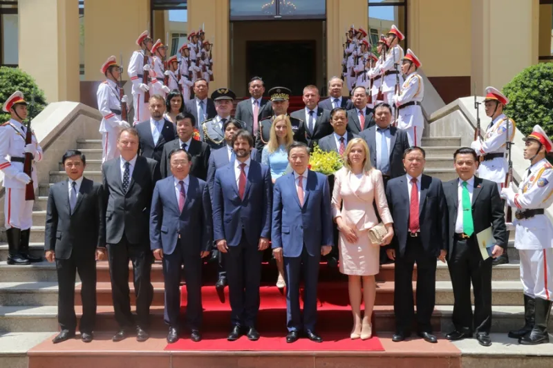Kaliňák zobral do Hanoja Sakovú aj Gašpara, a potom sme Vietnamcom pomohli pri únose – Denník N
